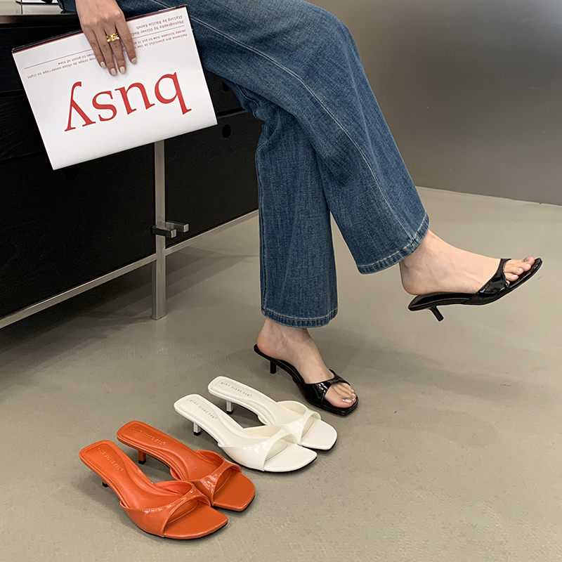 2026 French Fashion Open Toe Women's Shoes Simple Temperament Kitten Heel Sandals Versatile Commute One-Band Patent Leather High Heels - Image 4